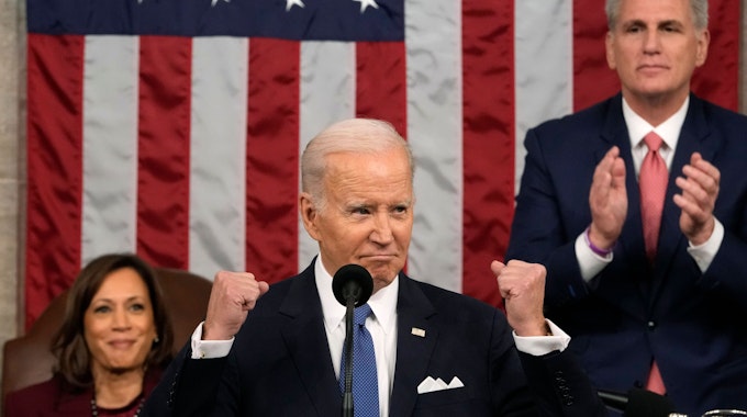 Joe Biden, Präsident der USA, hält die Rede zur Lage der Nation vor einer Sitzung des Kongresses im US-Kapitol, während Vizepräsidentin Kamala Harris und Kevin McCarthy, Sprecher des Repräsentantenhauses, im Hintergrund applaudieren.