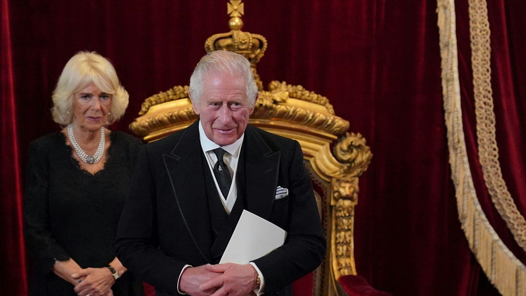 König Charles III. und Königsgemahlin Camilla nehmen am Treffen des Accession Council im St. James’s Palace teil. (Archivbild)