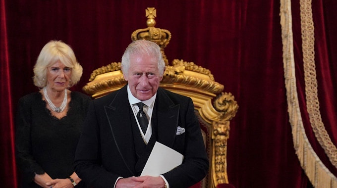 König Charles III. und Königsgemahlin Camilla nehmen am Treffen des Accession Council im St. James’s Palace teil. (Archivbild)