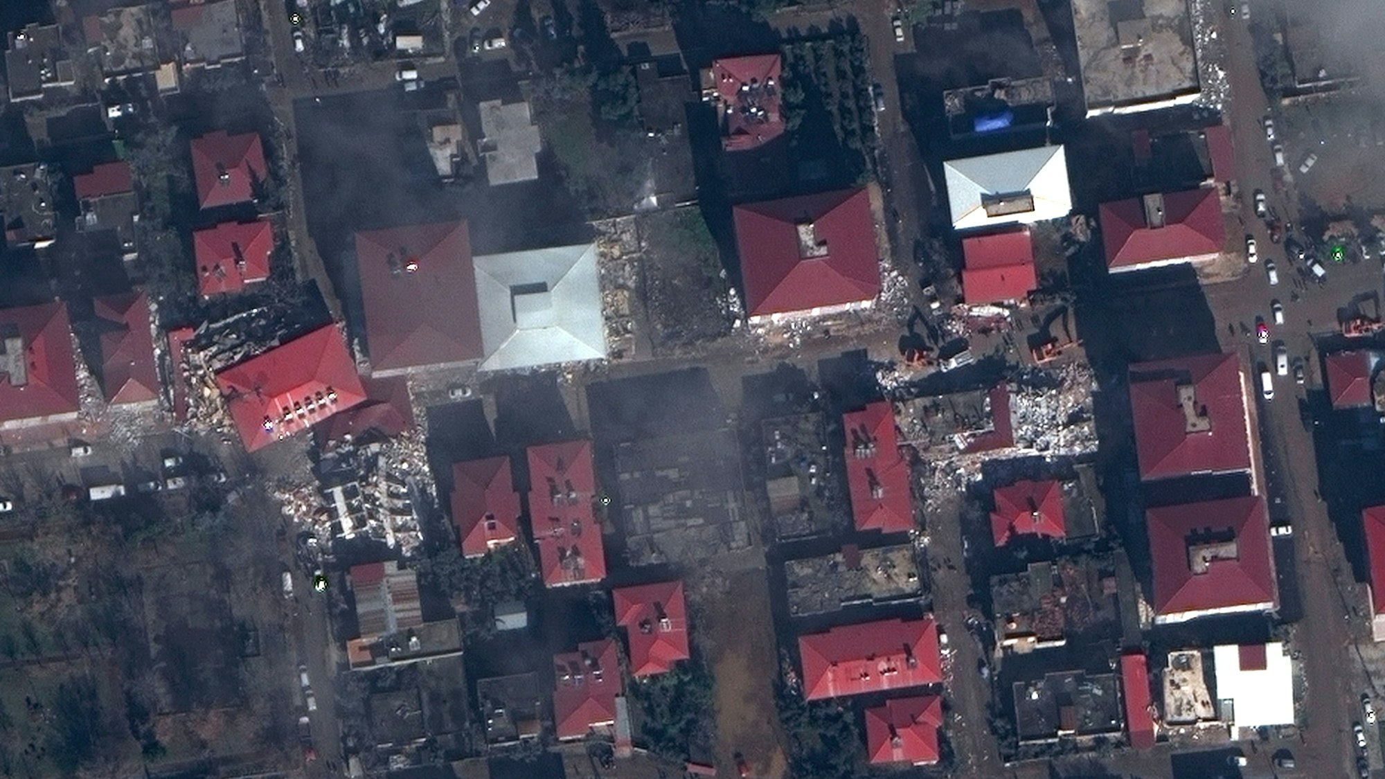 Eine Satellitenaufnahme der südosttürkischen Stadt Islahiye zeigt die Trümmer von Wohnhäusern nach dem schweren Erdbeben.