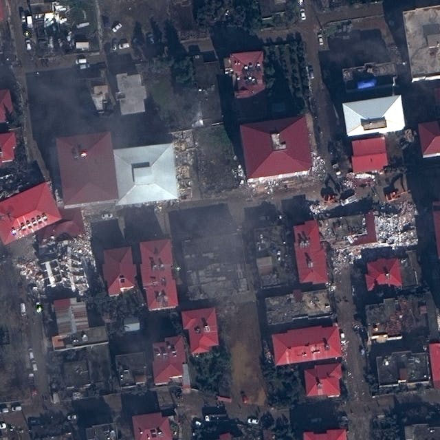 Eine Satellitenaufnahme der südosttürkischen Stadt Islahiye zeigt die Trümmer von Wohnhäusern nach dem schweren Erdbeben.