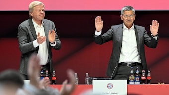 Oliver Kahn und Herbert Hainer stehen bei der Mitgliederversammlung des FC Bayern auf der Bühne.