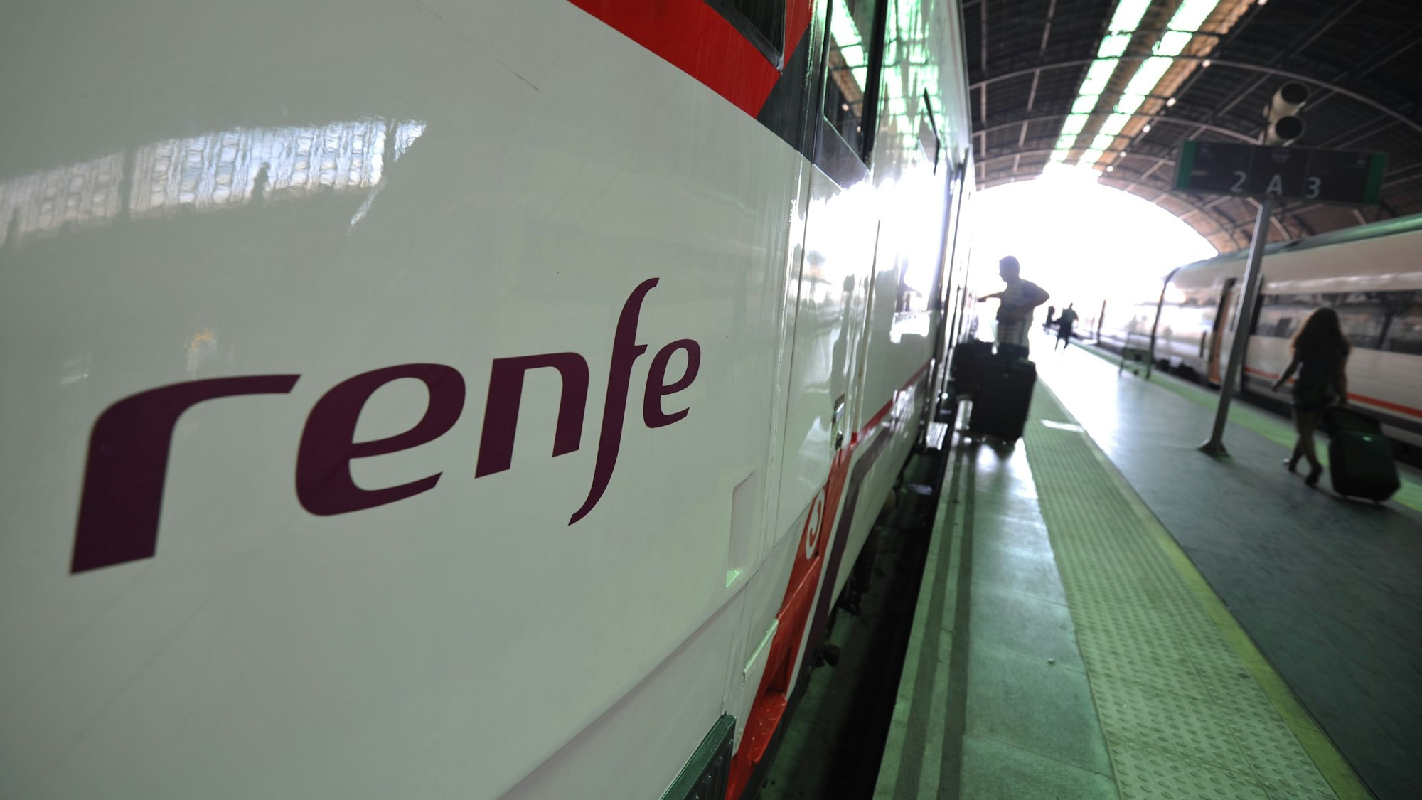 Ein Zug des staatlichen spanischen Eisenbahn-Unternehmens Renfe steht im Bahnhof. (zu dpa «Eurostar-Züge könnten im Kanaltunnel Konkurrenz bekommen») +++ dpa-Bildfunk +++