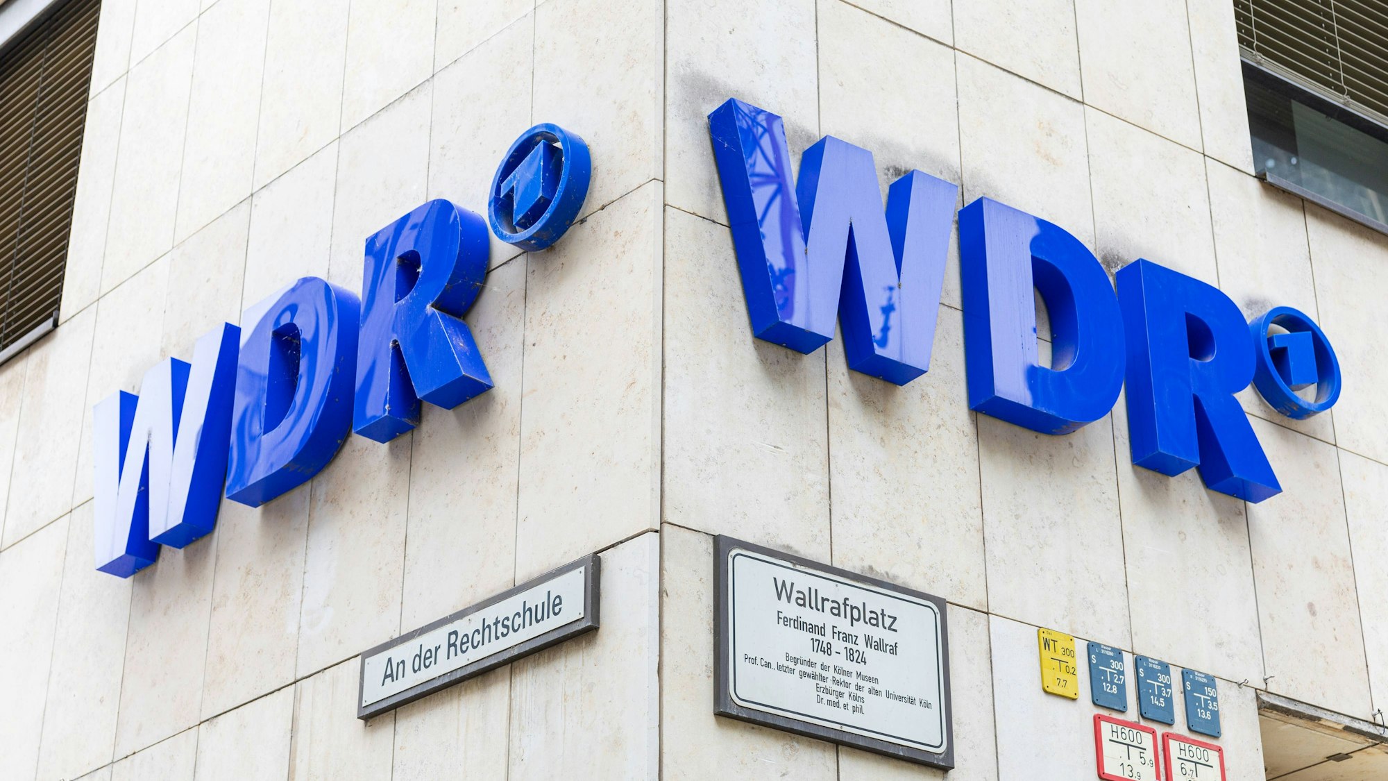 Das Logo des WDR Westdeutscher Rundfunk, der öffentlich rechtliche Rundfunk und Fernsehsender am Hauptgebäude in Köln.
