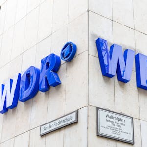 Das Logo des WDR Westdeutscher Rundfunk, der öffentlich rechtliche Rundfunk und Fernsehsender am Hauptgebäude in Köln.