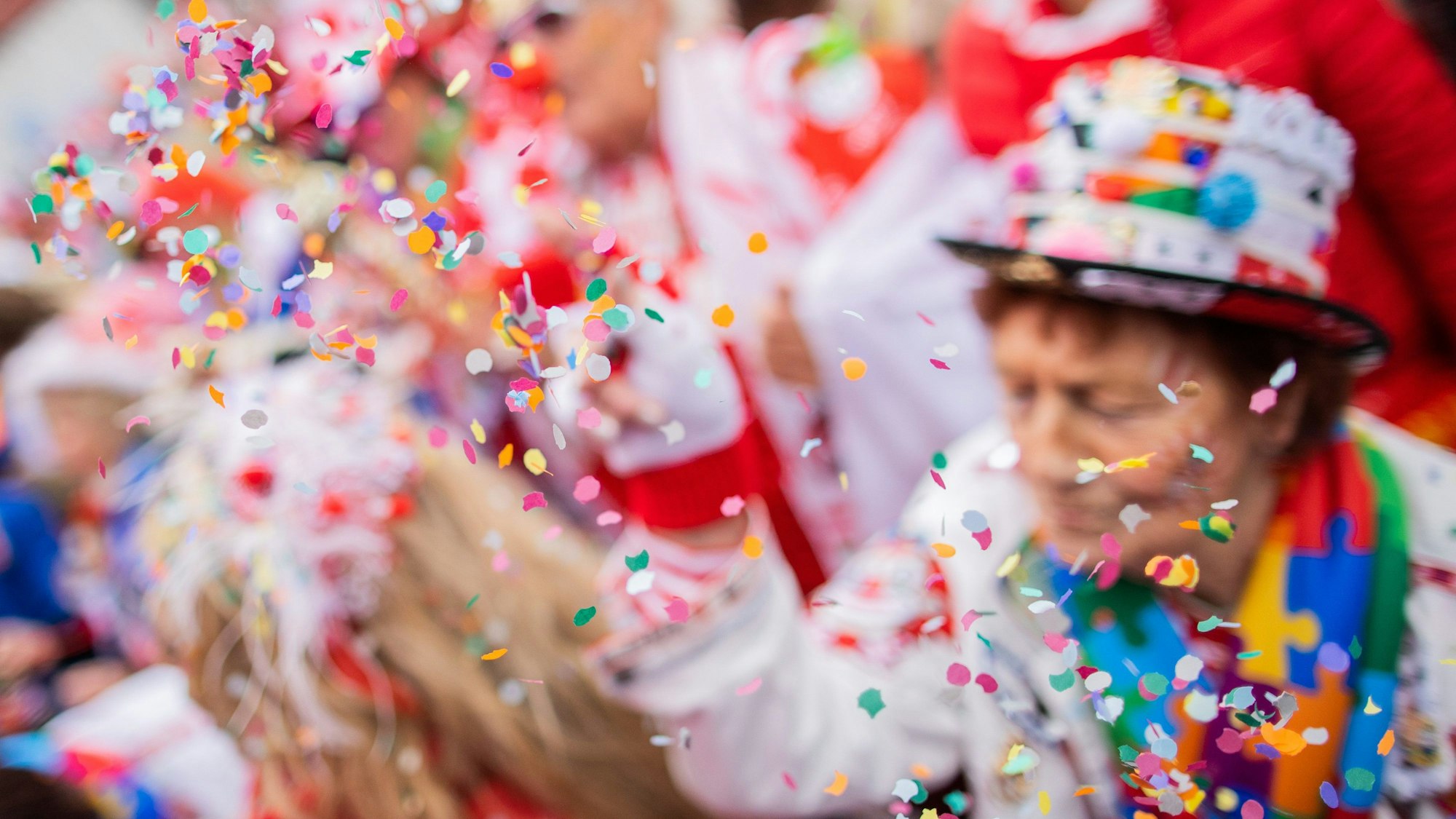 Jecken feiern den Auftakt der Karnevalssession, es fliegt Konfetti (Symbolbild)