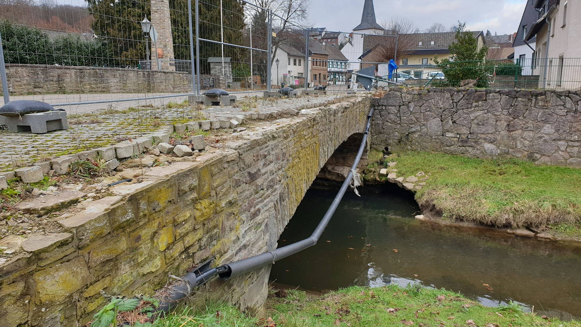 Es ist die Brücke an der Bergstraße in Metternich zu sehen.