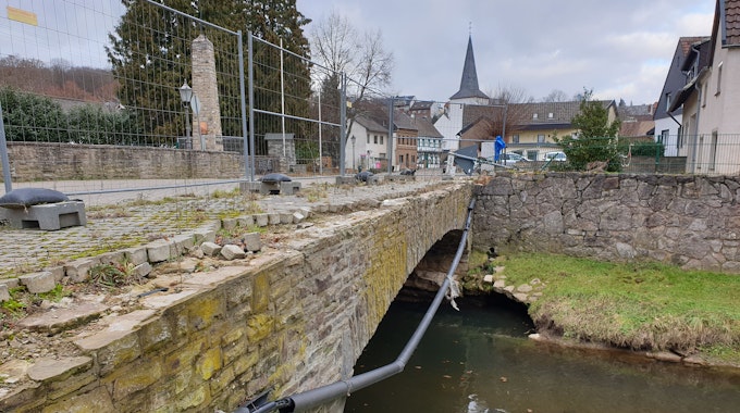 Es ist die Brücke an der Bergstraße in Metternich zu sehen.&nbsp;