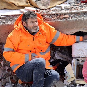Das wohl traurigste Foto der Erdbeben-Katastrophe: Mesut Hancer hält in Kahramanmaras die Hand seiner 15-jährigen Tochter, die in den Trümmern ihr Leben gelassen hat.