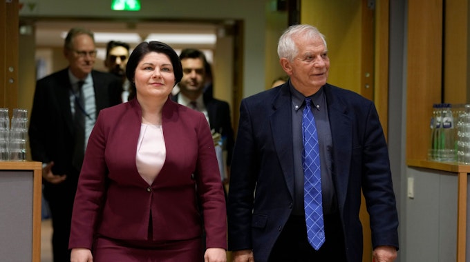 07.02.2023, Belgien, Brüssel: Josep Borrell (r), Hoher Vertreter der Europäischen Union für Außen- und Sicherheitspolitik, und Natalia Gavrilita, Premierministerin der Republik Moldau, treffen im Gebäude des Europäischen Rates in Brüssel zum Assoziationsrat EU-Moldau ein.