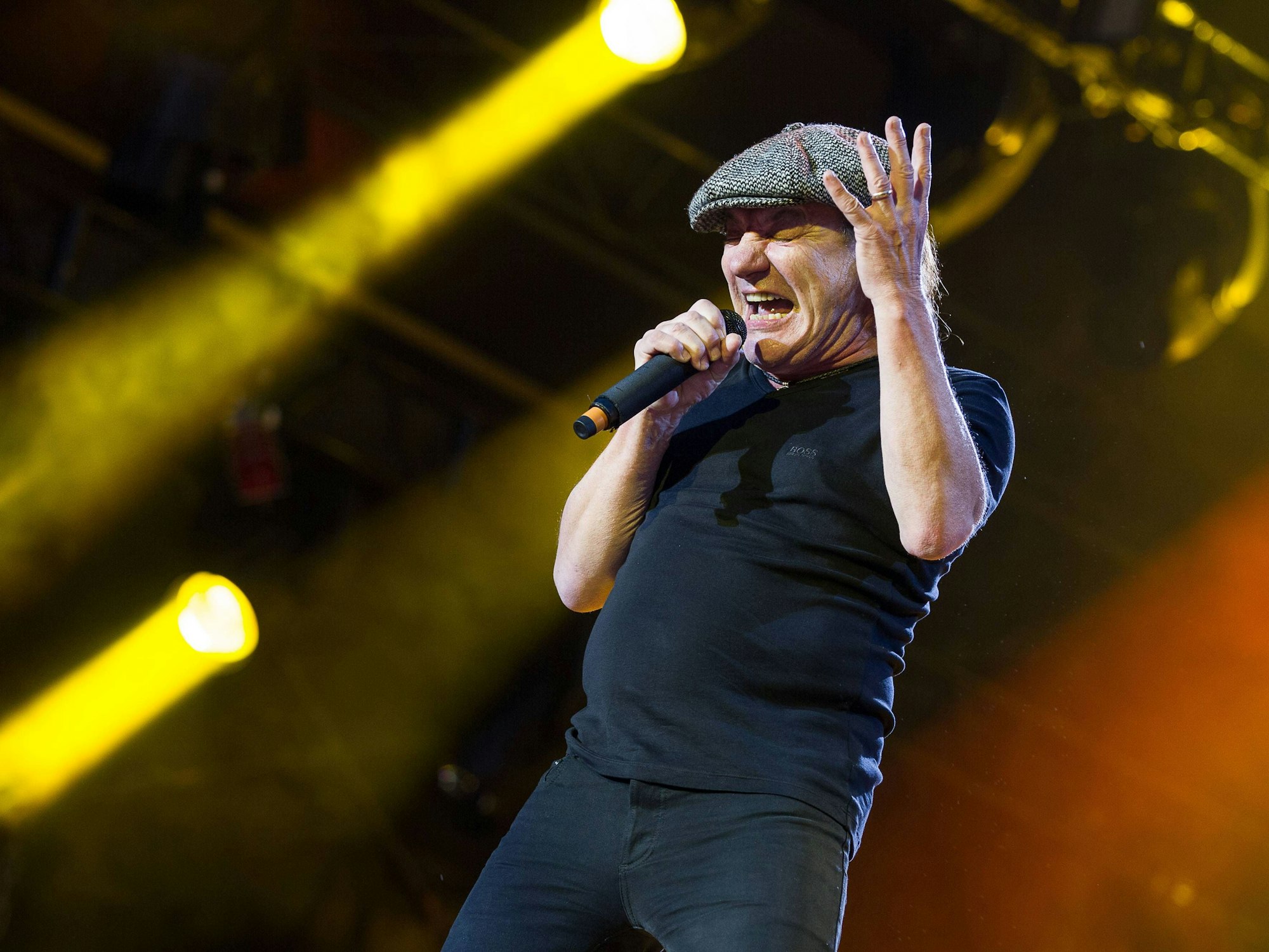 Der Musiker und Sänger der australischen Band AC/DC Brian Johnson steht auf den Jahnwiesen in Köln auf der Bühne.