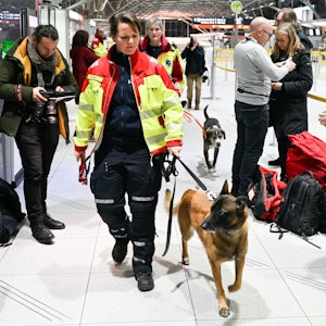 Eine Hundeführerinnen von I.S.A.R. am 6. Februar 2023 vor dem Abflug vom Flughafen Köln/Bonn in die Türkei.