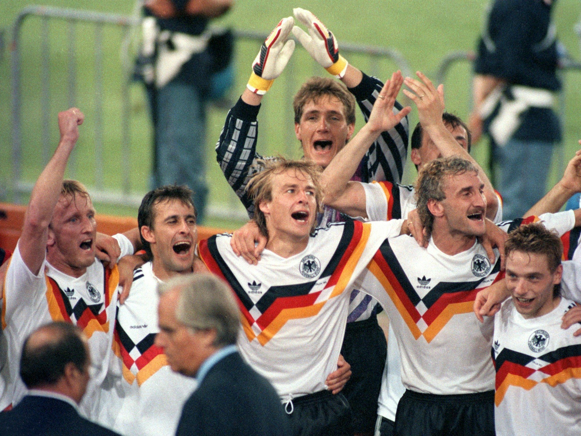 Die deutsche Nationalmannschaft feiert den WM-Sieg 1990 in Rom.
