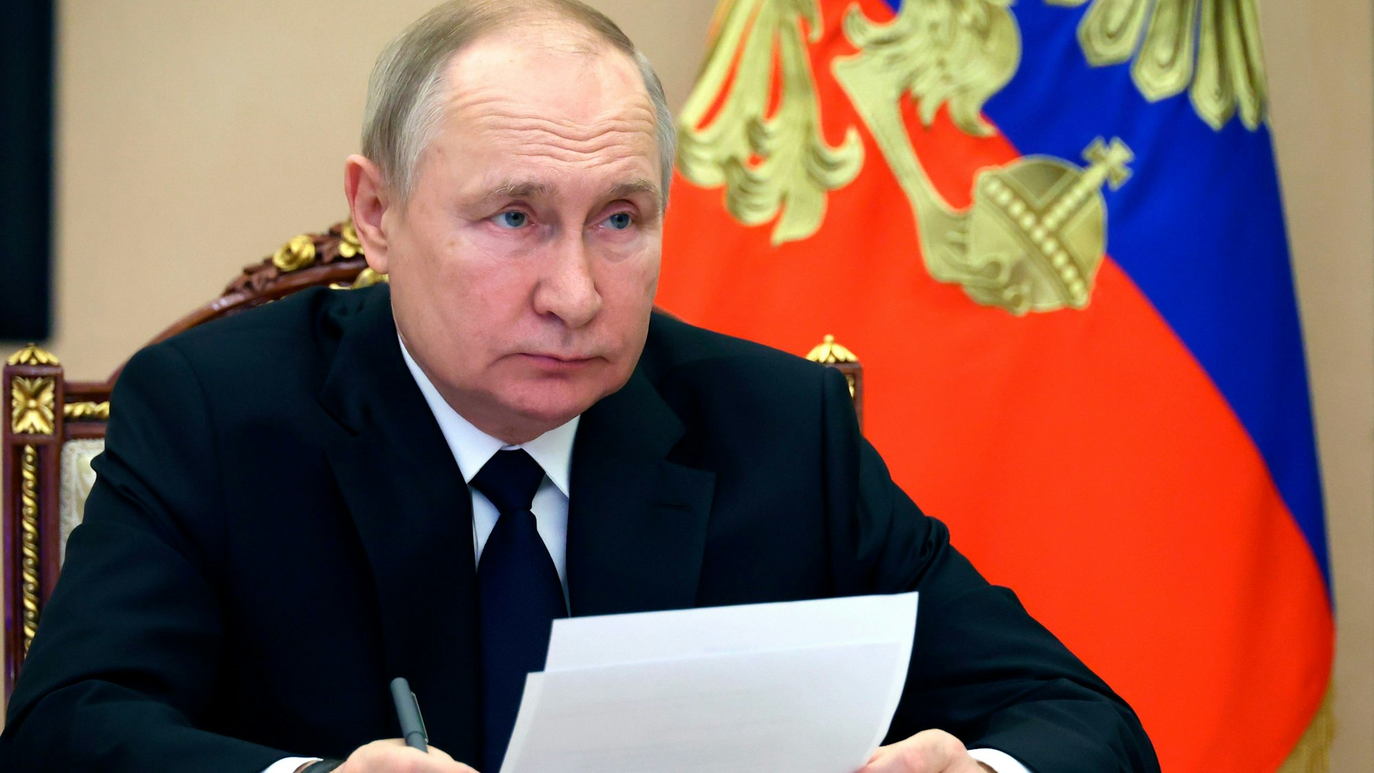 Dieses von der staatlichen russischen Nachrichtenagentur Sputnik via AP veröffentlichte Foto zeigt Wladimir Putin, Präsident von Russland, der per Videokonferenz an der Eröffnungszeremonie für das Gaskondensatfeld Kowykta teilnimmt.