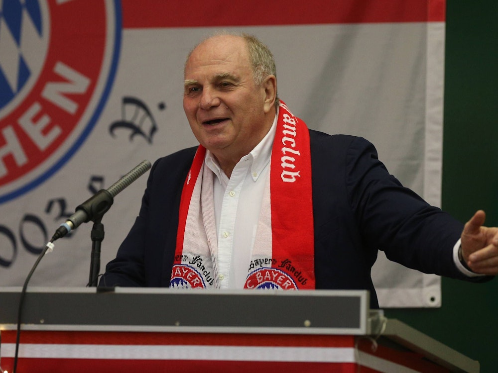 Uli Hoeneß hält eine Rede im Kersbacher FC Bayern München Fanclub.