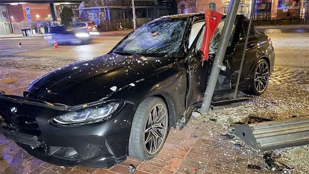 Der beschädigte Wagen nach einem Unfall mit Beteiligung zweier HSV-Profis 