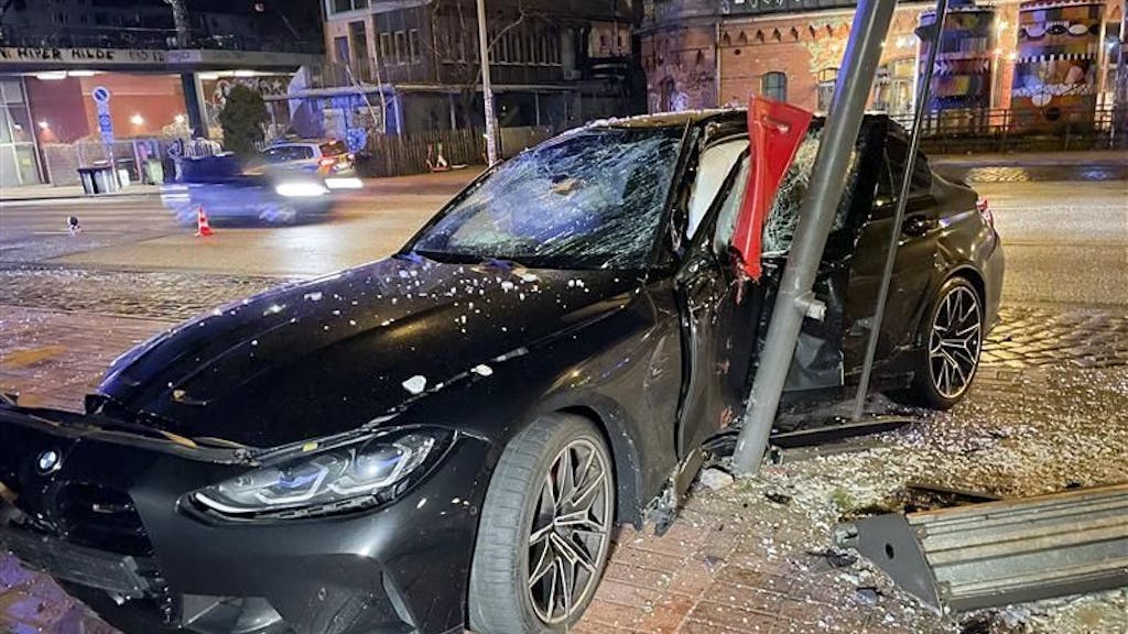 Der beschädigte Wagen nach einem Unfall mit Beteiligung zweier HSV-Profis 