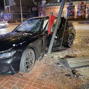 Der beschädigte Wagen nach einem Unfall mit Beteiligung zweier HSV-Profis