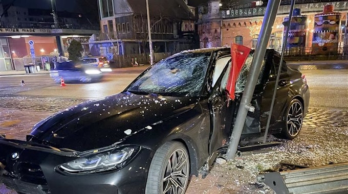 Der beschädigte Wagen nach einem Unfall mit Beteiligung zweier HSV-Profis