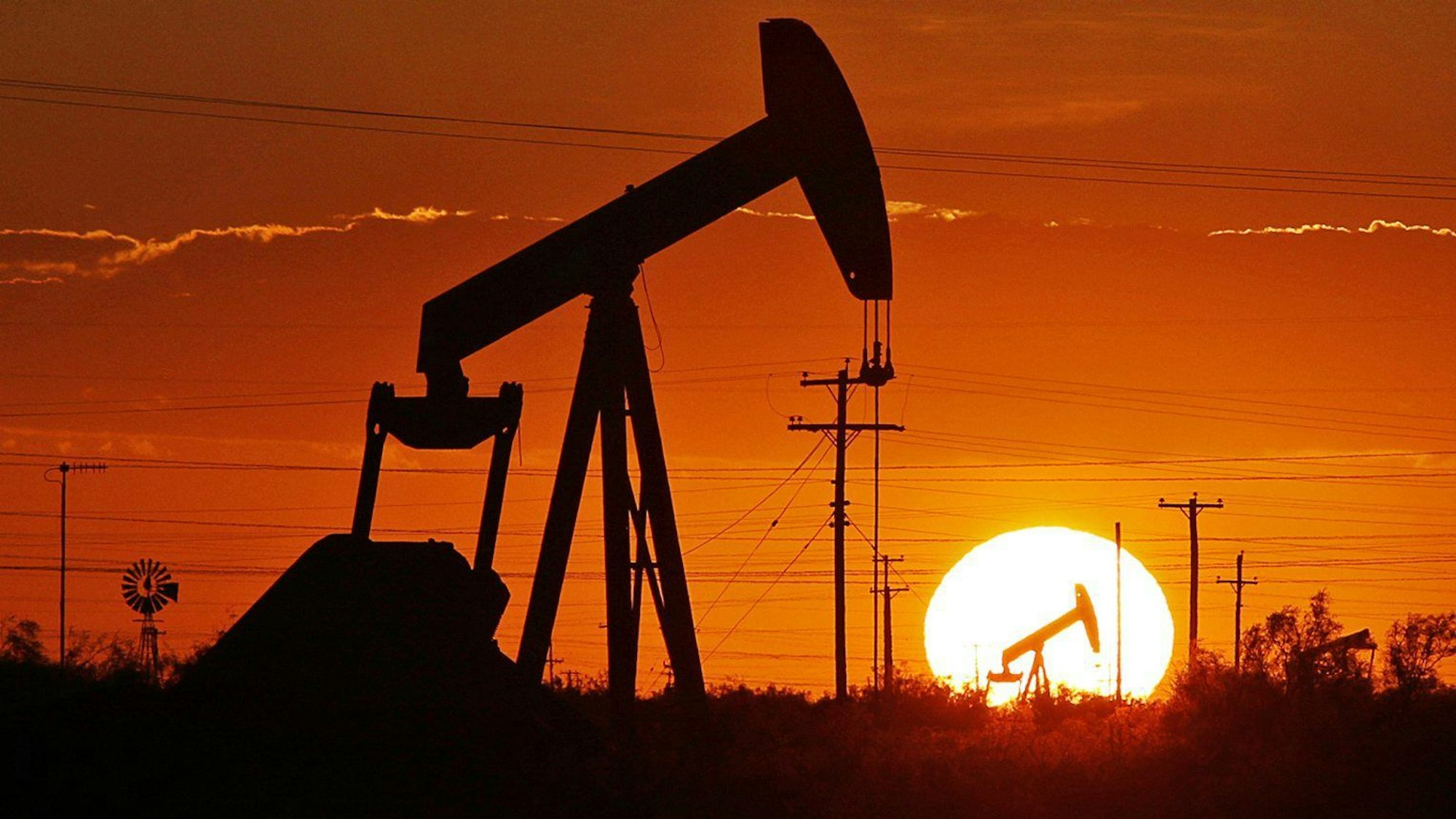 Ein Pumpe arbeitet in einem Ölfeld. Ölkonzerne wie Exxon, BP und Shell stehen in Zeiten der Energiekrise wegen ihrer Mega-Profite unter Druck. Zu Recht?