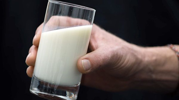 Ein Mann hält ein Glas Milch in der Hand. Milch und einige Milchprodukte werden teurer: Aldi hat nach neuen Lieferverträgen den Preis für Milch um 6 Cent je Liter in der untersten Preislage angehoben.