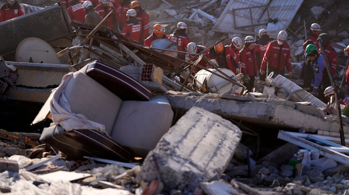 Türkei, Kahramanmaras: Rettungskräfte durchsuchen die Trümmer eines zerstörten Gebäudes nach Überlebenden.&nbsp;