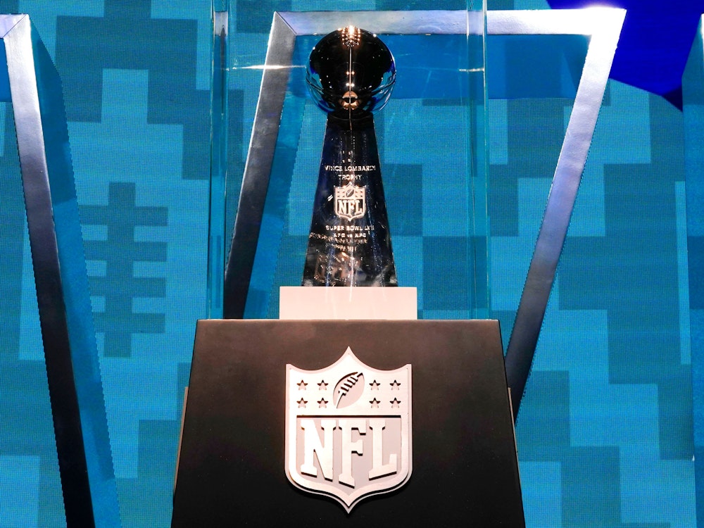 Die Vince Lombardi Trophy wird in der Super Bowl Experience ausgestellt, die vor dem Super Bowl für Fans geöffnet ist.
