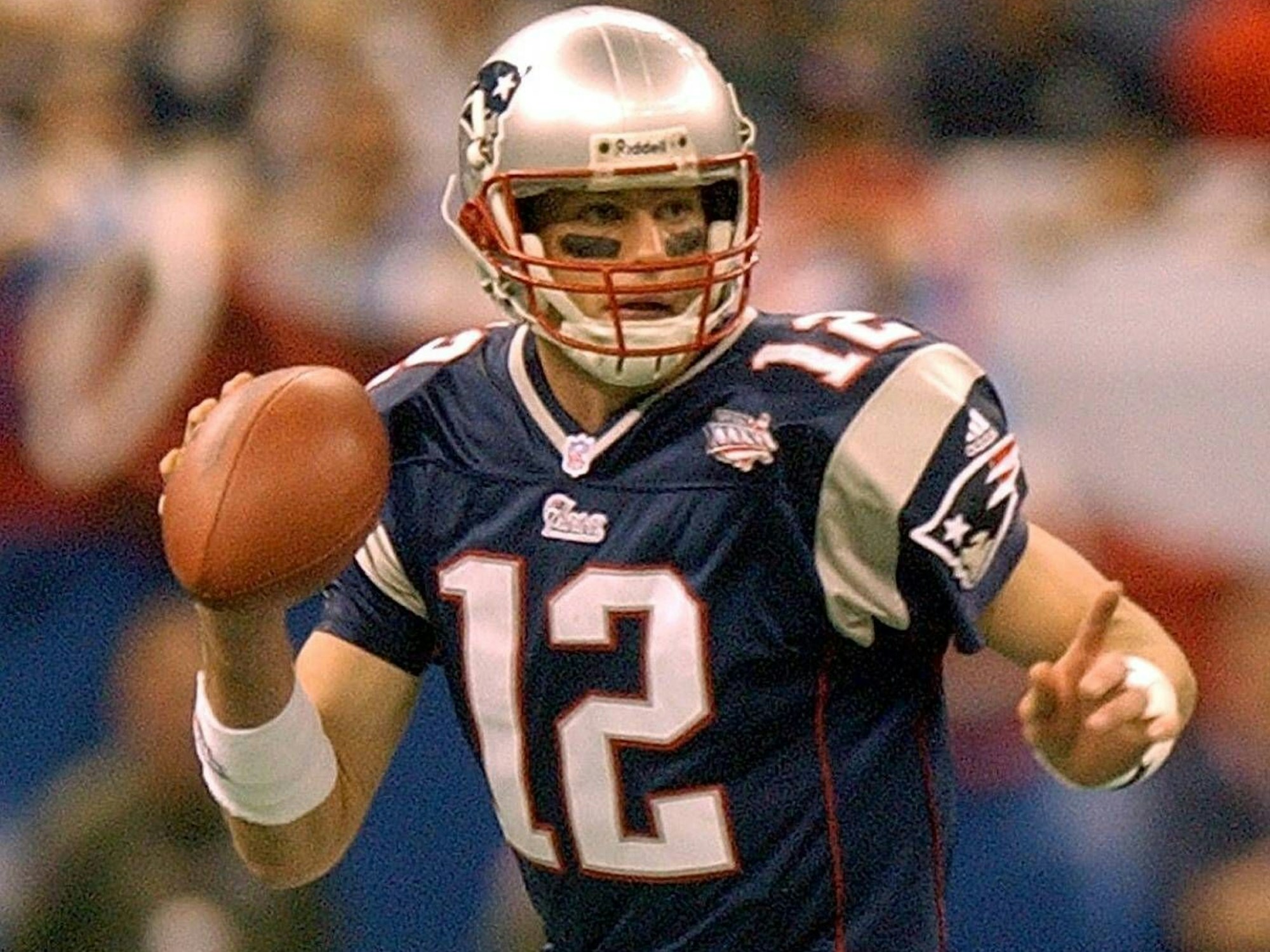 Tom Brady in seinem ersten Super Bowl mit dem Ball in der Hand.