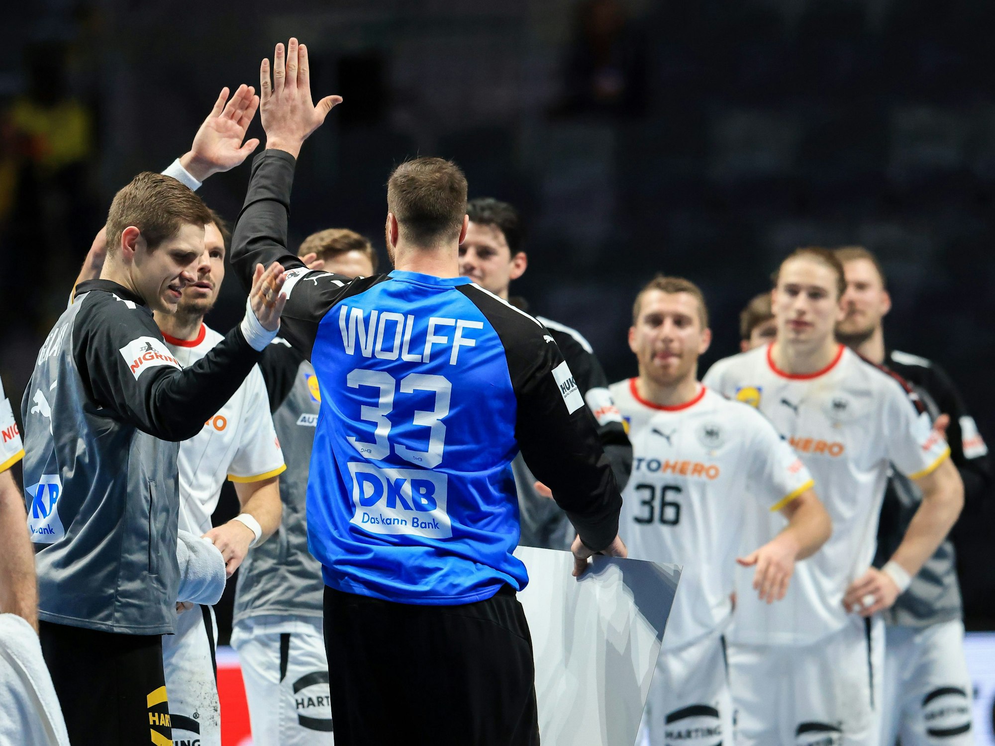 Deutschlands Spieler klatschen ihren Torhüter Andreas Wolff nach dem Sieg im Spiel um Platz fünf gegen Norwegen ab.