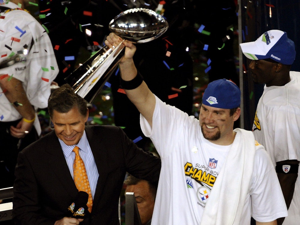 Pittsburgh Steelers Quarterback Ben Roethlisberger hält die Vince Lombardi Trophy hoch.