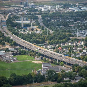 Die Stelze der A1 soll nach den Plänen der Autobahn GmbH auf vier Fahrstreifen pro Richtung erweitert werden.