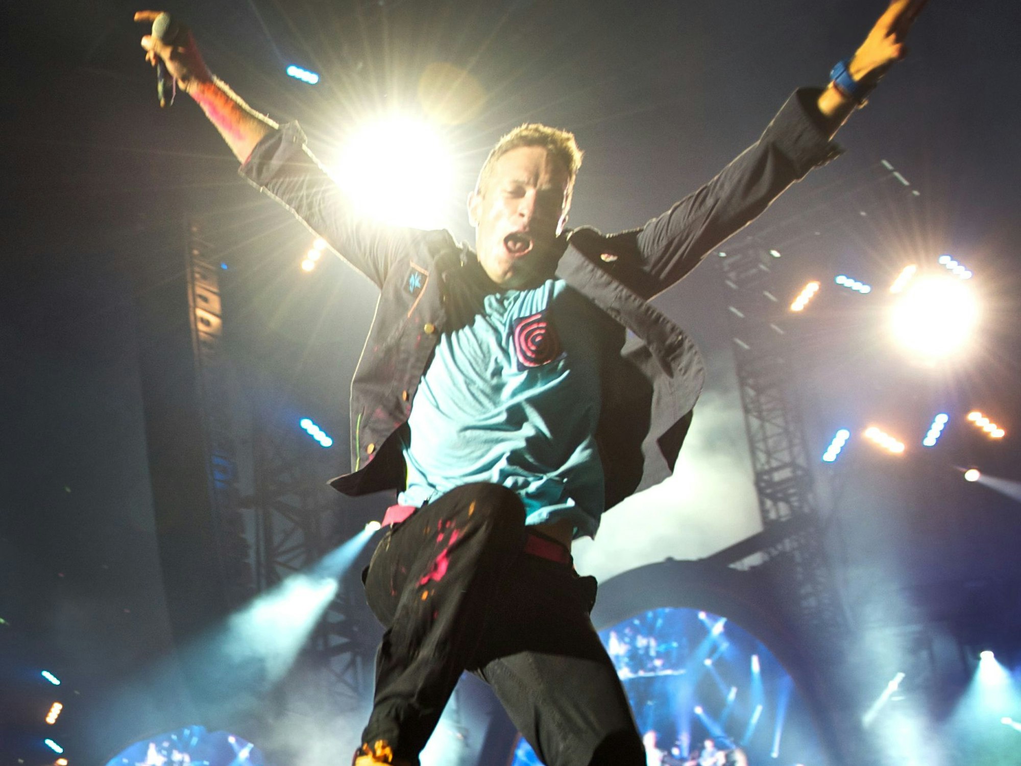Der Sänger der britischen Musikband Coldplay, Chris Martin, steht im Rahmen der Mylo Xyloto Tour im Rhein-Energie-Stadion Köln auf der Bühne.