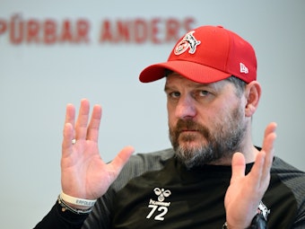 Steffen Baumgart, Trainer des 1.FC Köln, redet während eines Interview-Termins.