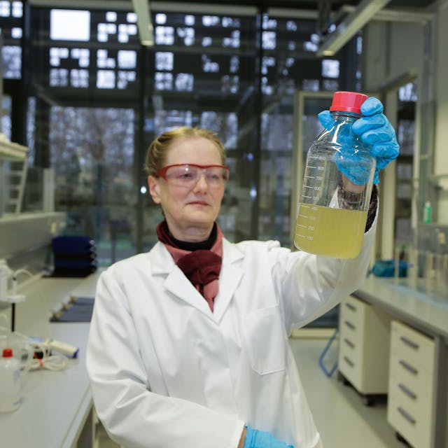 Andrea Poppe, Leiterin des Abwasserinstituts, untersucht eine Probe in einer Laborflasche.&nbsp;
