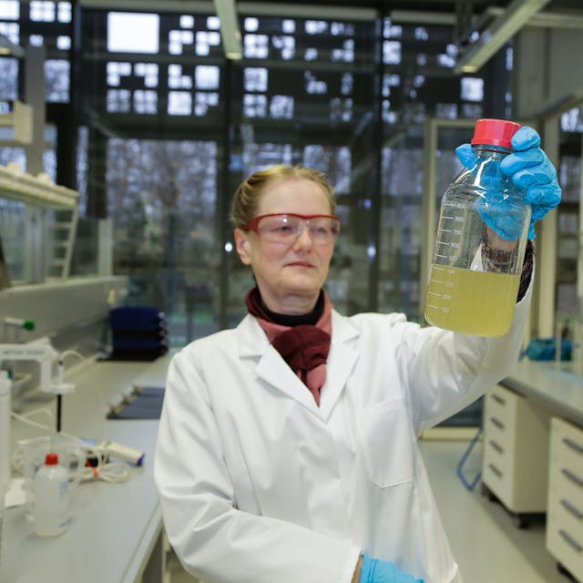Andrea Poppe, Leiterin des Abwasserinstituts, untersucht eine Probe in einer Laborflasche.&nbsp;