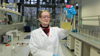 Andrea Poppe, Leiterin des Abwasserinstituts, untersucht eine Probe in einer Laborflasche.