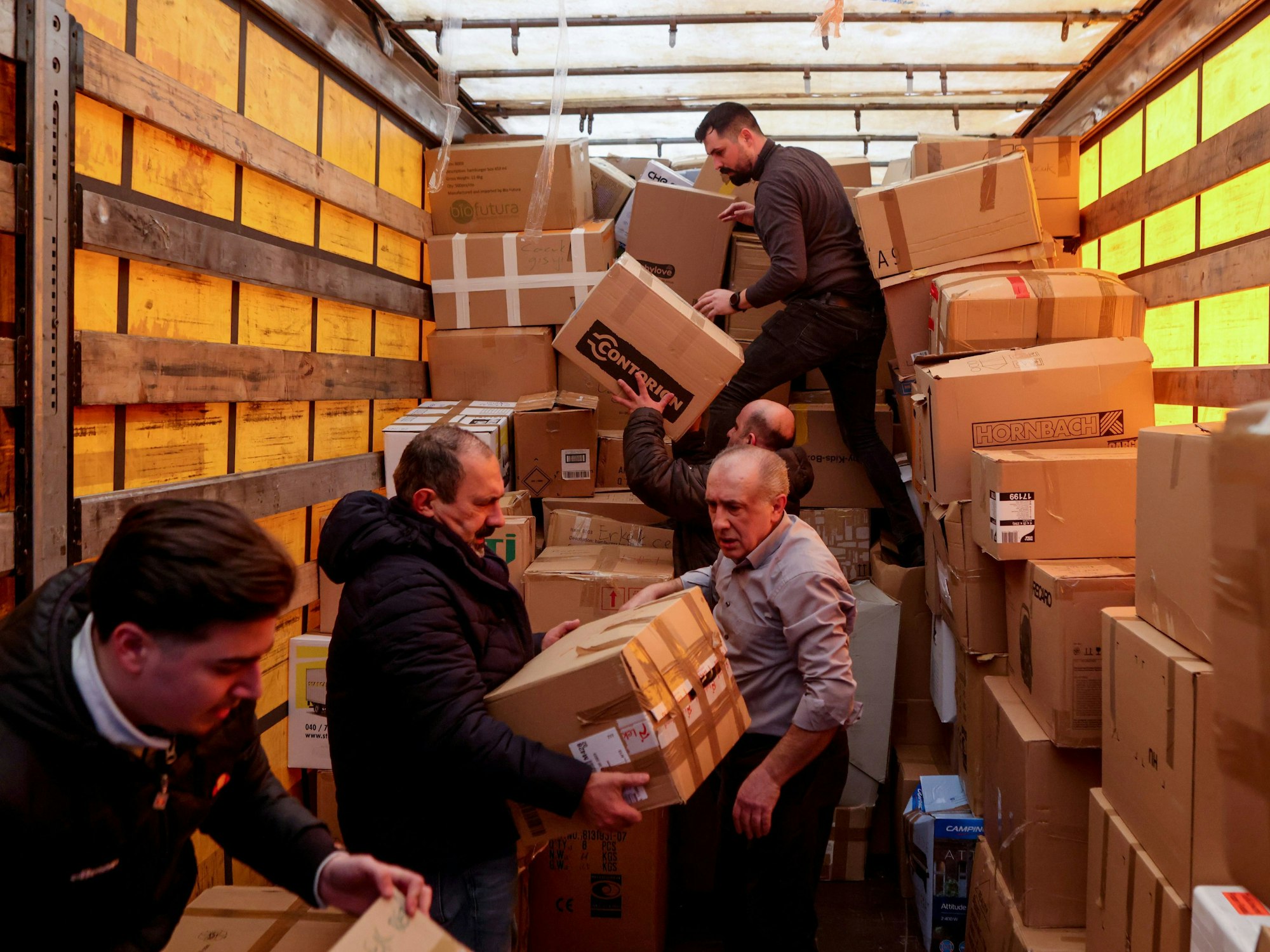 Bei der Firma AC Gastro in Köln werden am 7. Februar 2023 Spenden für die Erdbebenopfer in der Türkei und Syrien gesammelt und in Lastwagen im Niehler Hafen verladen.