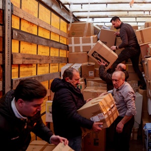 Bei der Firma AC Gastro in Köln werden am 7. Februar 2023 Spenden für die Erdbebenopfer in der Türkei und Syrien gesammelt und in Lastwagen im Niehler Hafen verladen.