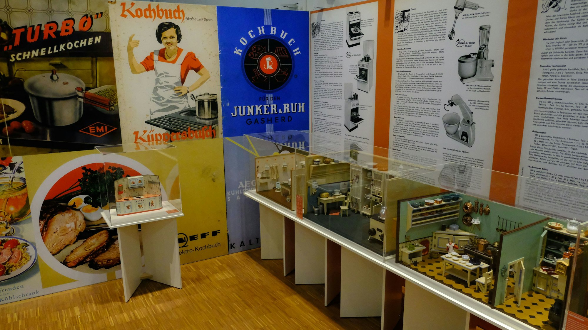 Verschiedene Puppenküchen in der Ausstellung "Herdanziehungskraft" im Kommerner Freilichtmuseum.