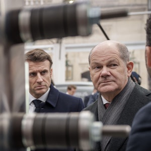 Bundeskanzler Olaf Scholz (SPD, r), und Emmanuel Macron, Präsident von Frankreich, lassen sich bei einer Industrieausstellung im Rahmen des Deutsch-Französischen Ministerrats am Stand von Siemens Wasserstoff Technologie zeigen.