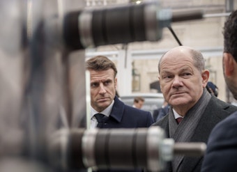 Bundeskanzler Olaf Scholz (SPD, r), und Emmanuel Macron, Präsident von Frankreich, lassen sich bei einer Industrieausstellung im Rahmen des Deutsch-Französischen Ministerrats am Stand von Siemens Wasserstoff Technologie zeigen.