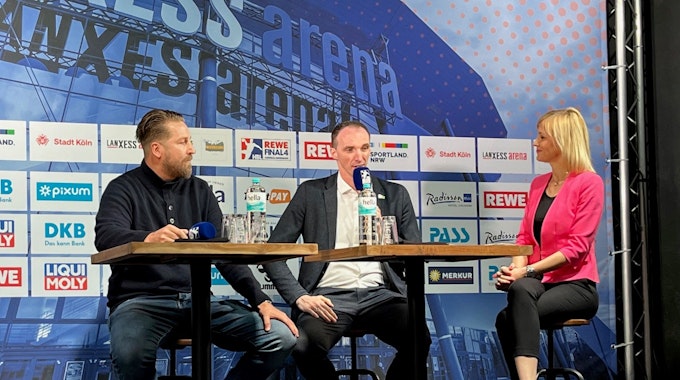 Oliver Roggisch (Sportlicher Leiter Rhein-Neckar Löwen) und Ex-Handball-Profi Holger Glandorf am 8. Februar 2023 im Gespräch mit Lisa Loch vor dem Pokal-Final-Four in der Lanxess-Arena.
