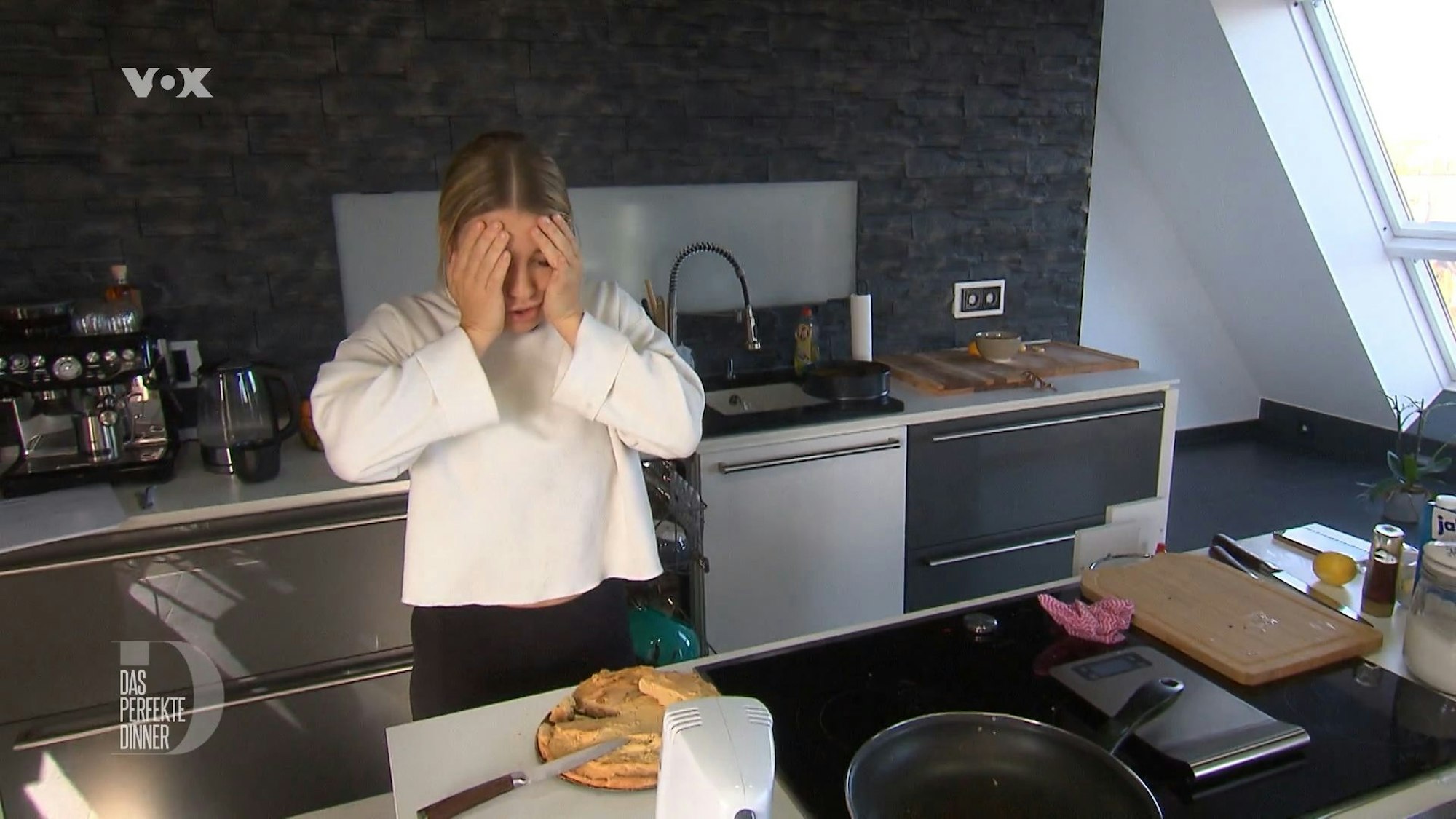 Gastgeberin Michelle steht an Tag 3 von "Das perfekte Dinner" in Magdeburg(TV-Ausstrahlung: 8. Februar) in ihrer Küche und schlägt verzweifelt die Hände vors Gesicht.