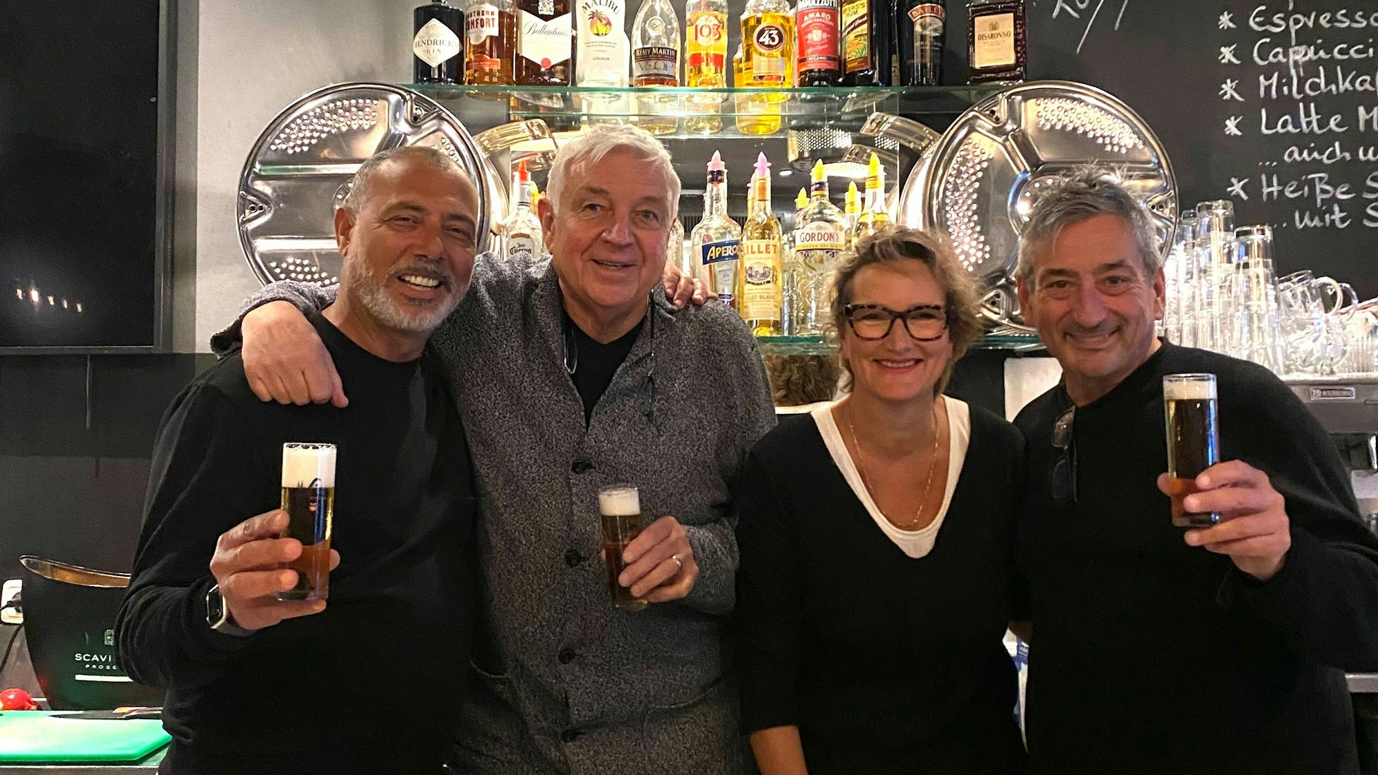Saubere Sache: Tarik El Maani (von links), Dirk Holzmann, Miriam El Maani und Jürgen Walter im Café Waschsalon.
