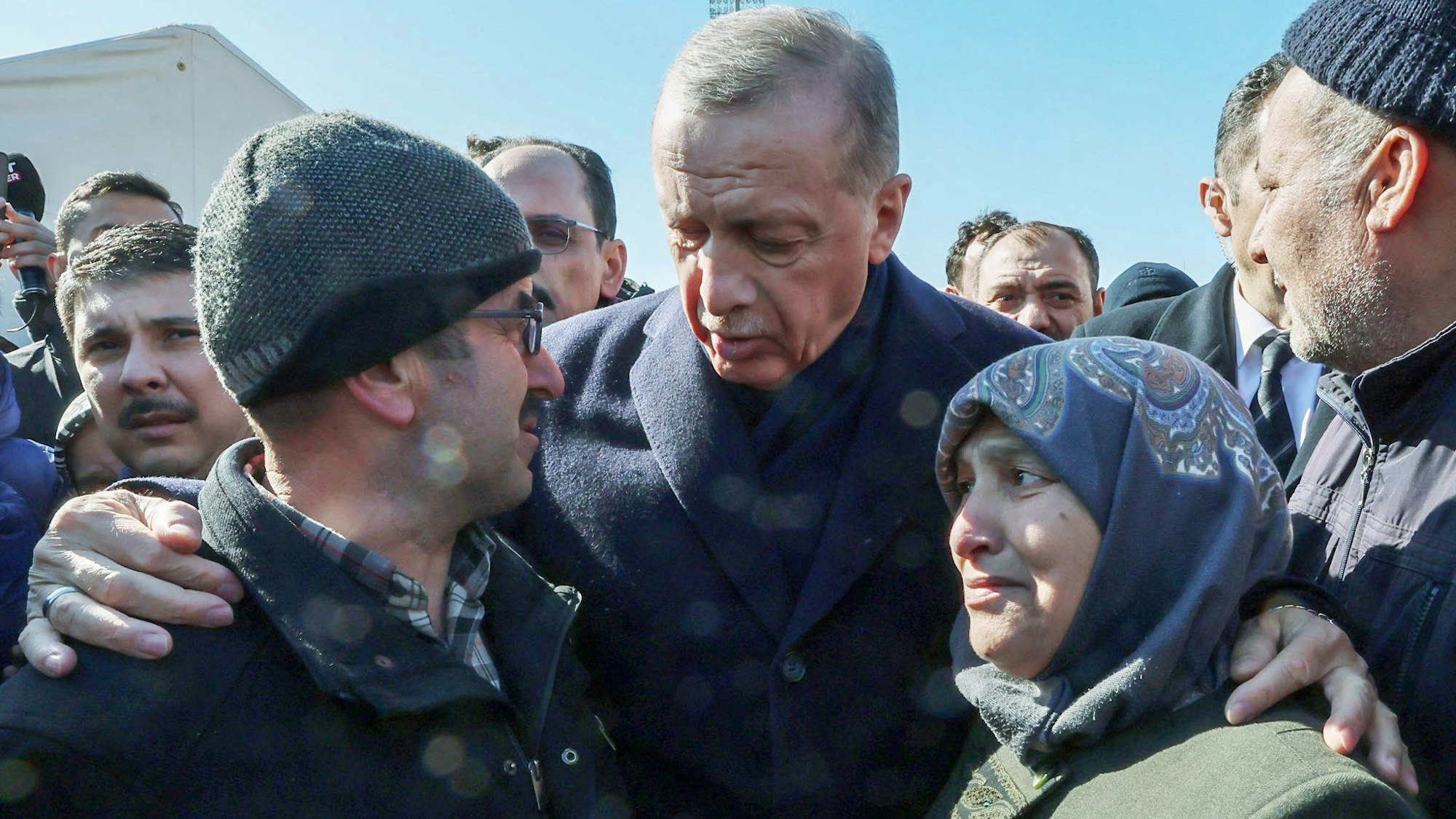 Recep Tayyip Erdogan (M), Präsident der Türkei, spricht mit Betroffenen der Erdbeben an der türkisch-syrischen Grenze bei einem Besuch eines Hilfslagers in der betroffenen Region.