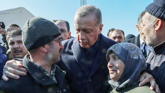 Recep Tayyip Erdogan (M), Präsident der Türkei, zeigt sich bei seinem Besuch in Kahramanmaras bürgernah.