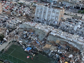 Luftaufnahme aus der türkischen Provinz Hatay, bei der zerstörte Häuser zu sehen sind.