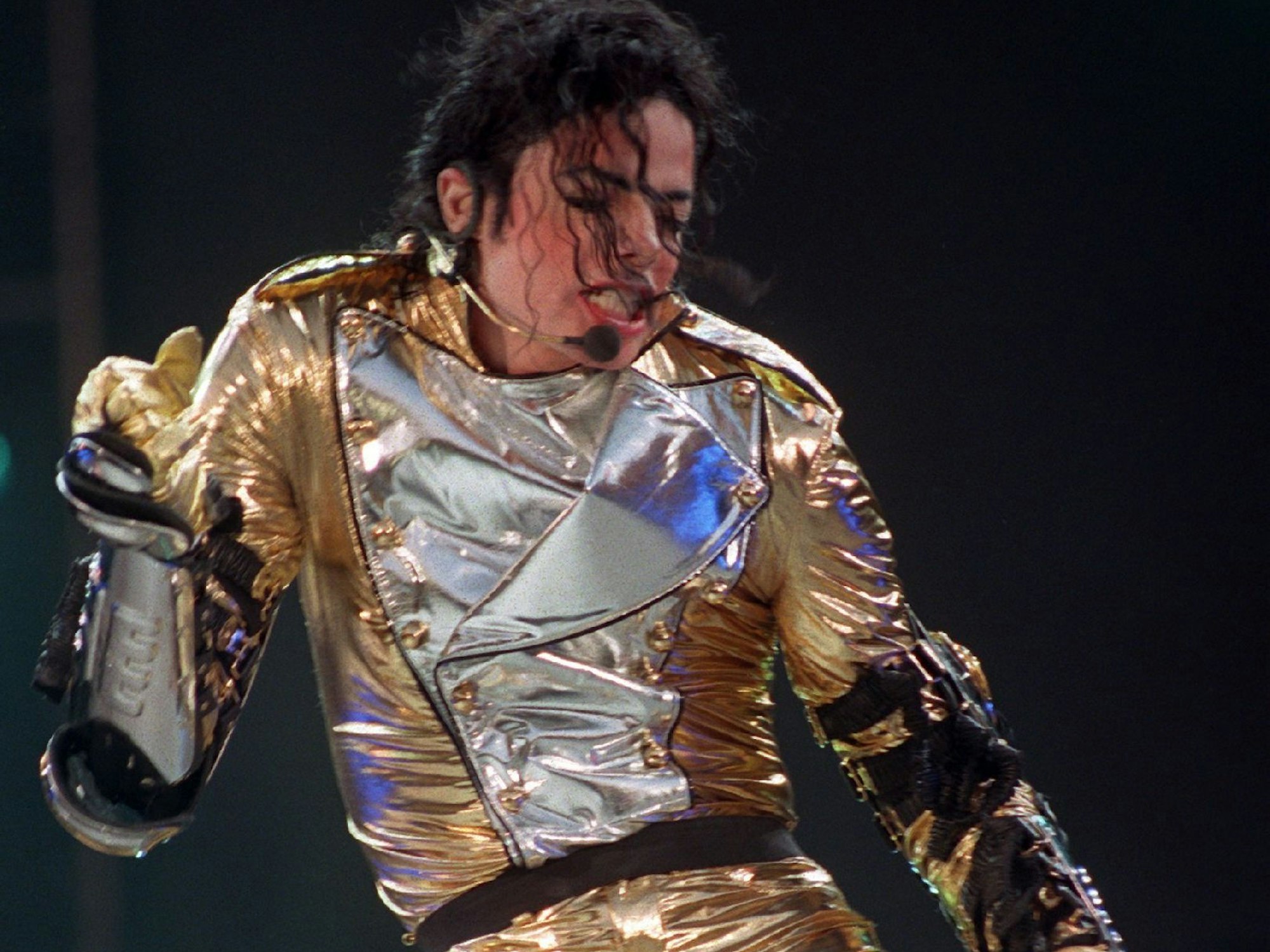 Der amerikanische Sänger Michael Jackson begeistert im Müngersdorfer Stadion in Köln seine Fans.