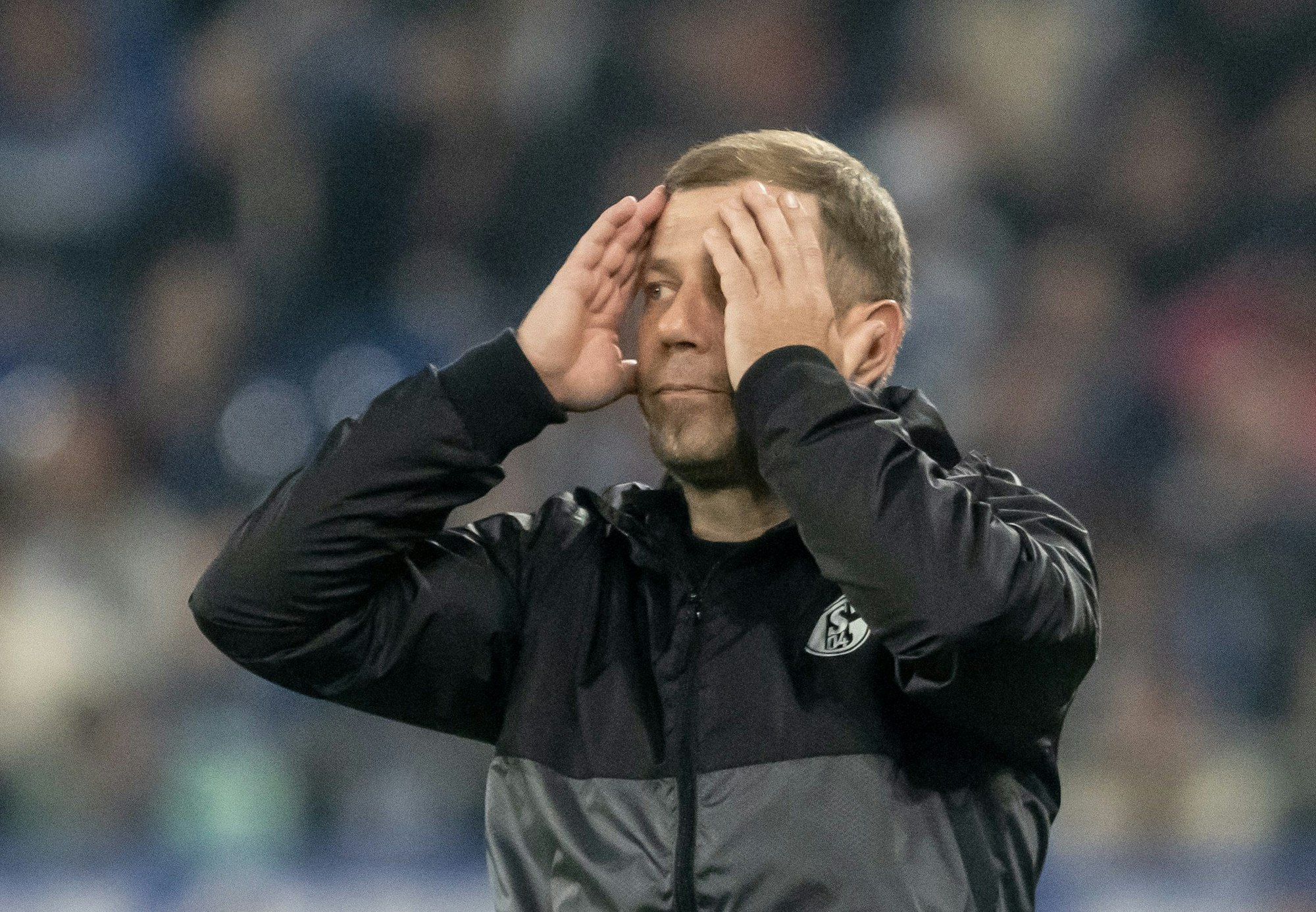 Trainer Frank Kramer von Schalke fasst sich bei einem Spiel seiner Mannscgaft den Kopf.