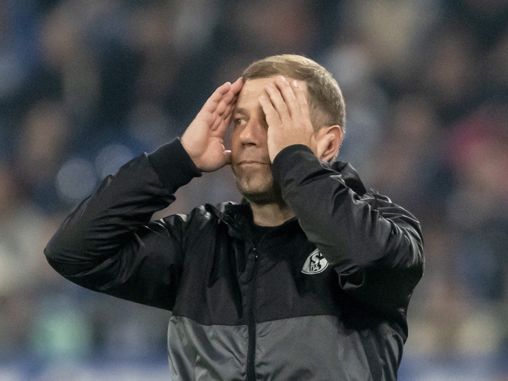 Trainer Frank Kramer von Schalke fasst sich bei einem Spiel seiner Mannscgaft den Kopf.